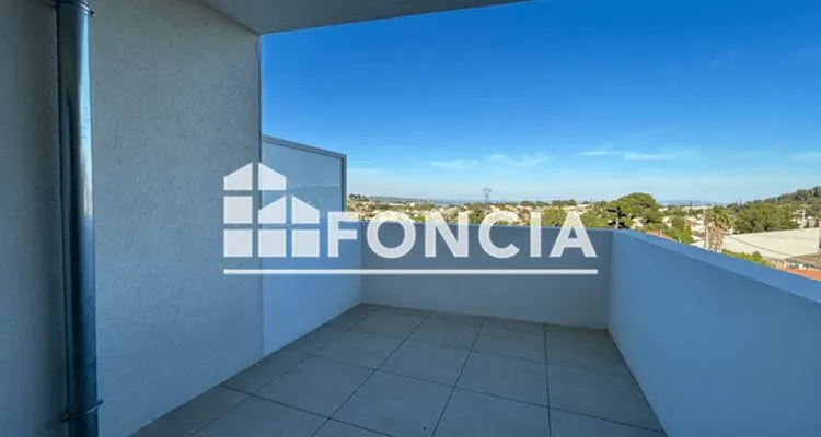 Balcony - 2-Bedroom Apartment Near Centre, Istres