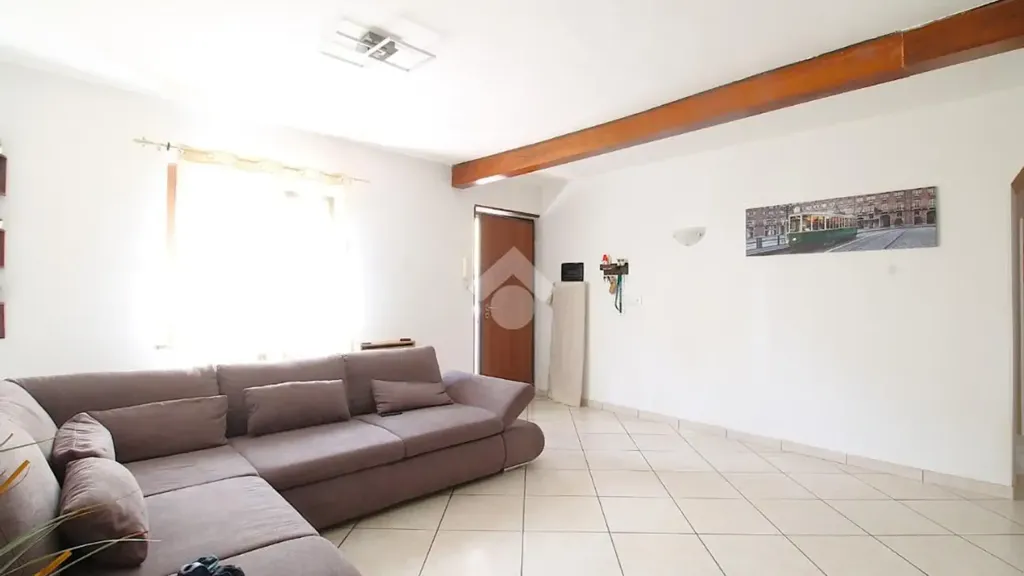 Elutuba - Rustic-Style Flat with Balcony in Villastellone