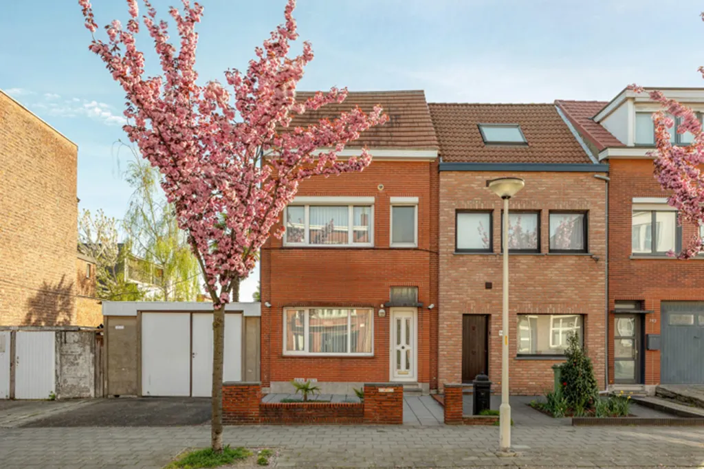 Extérieur - Maison avec Garage Spacieux à Anvers