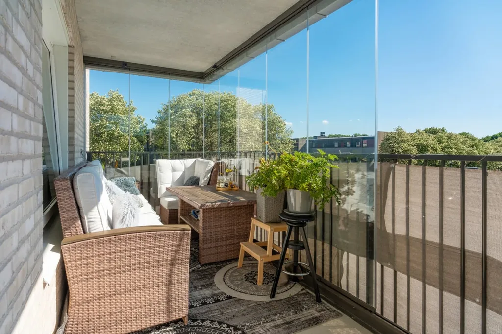 Balcon - Modern 4-Bed Flat with Glass Balcony in Lund