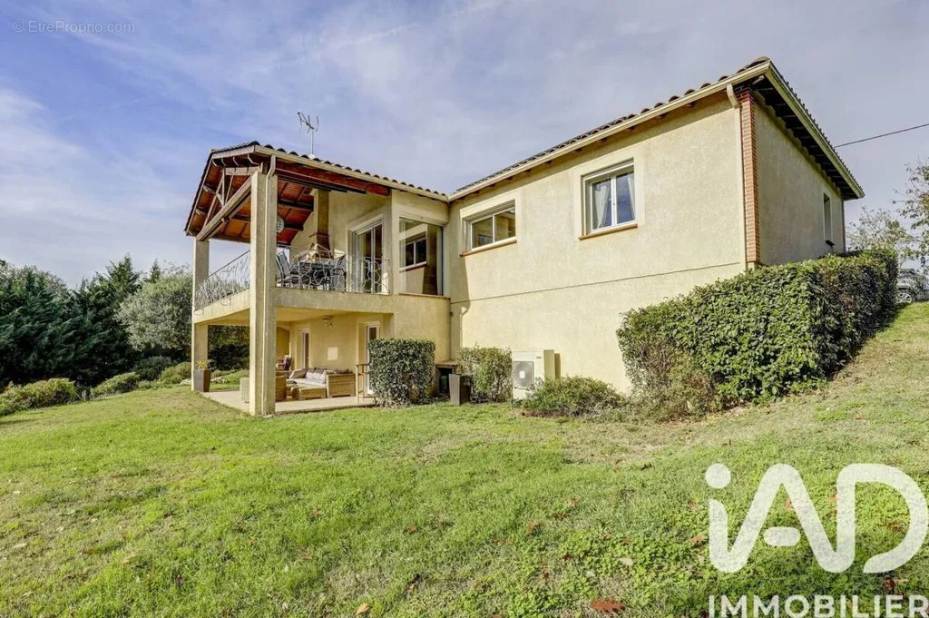 Extérieur - Maison avec Vue Imprenable et Piscine à Peyrole