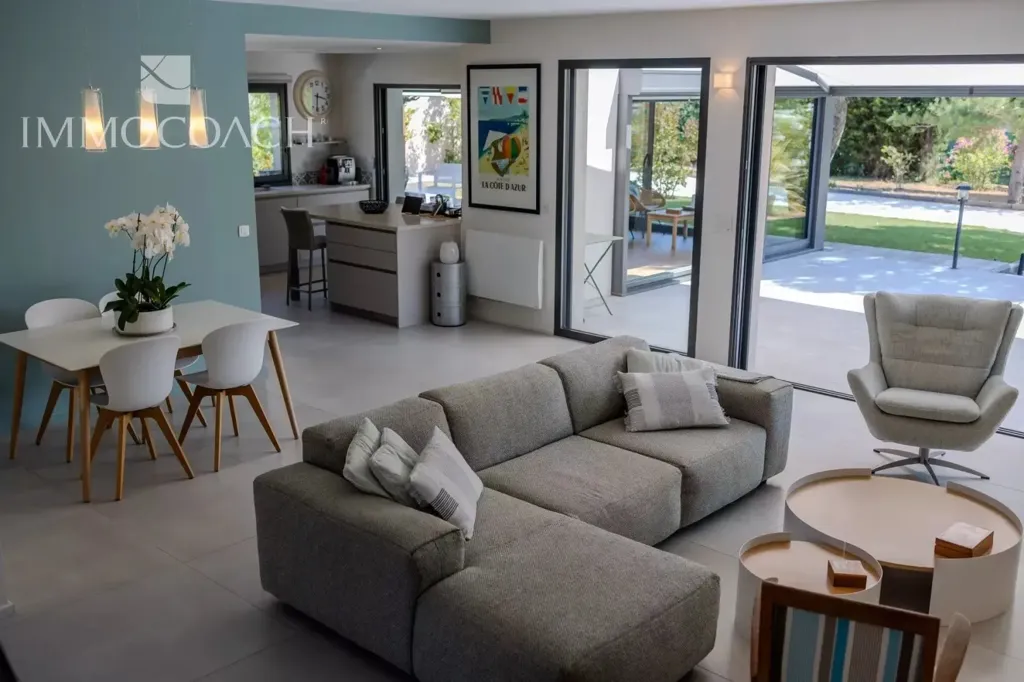 Séjour - Villa Récemment Construite avec Piscine à Hyères