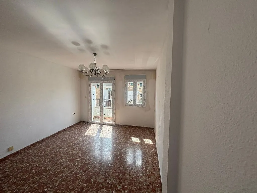 Rooms - 3-Bedroom Flat with Balcony in Belicena