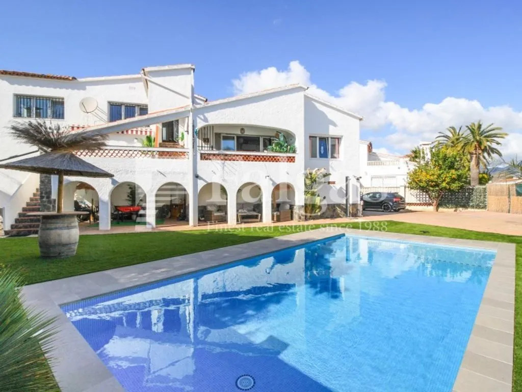 Piscine - Luxury House with Pool in Empuriabrava