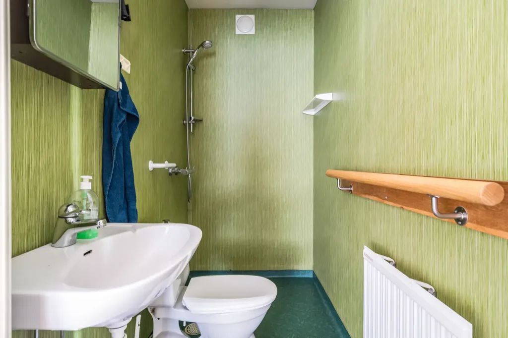 Salles de bain - Family House with Development Potential in Åby