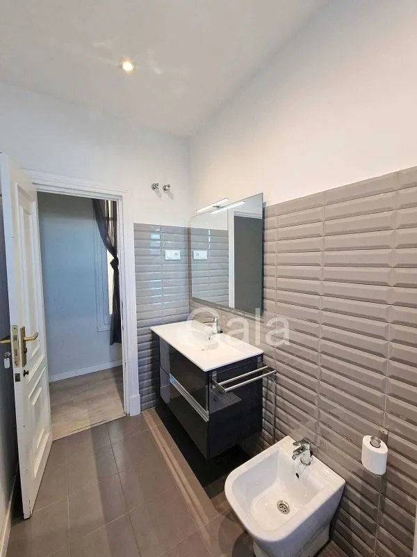 Vannitoad - Modernised Flat with South Light in Trafalgar