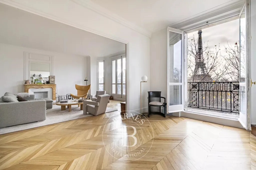Elutuba - Upper Floor Apartment with Eiffel Tower View in Paris 7