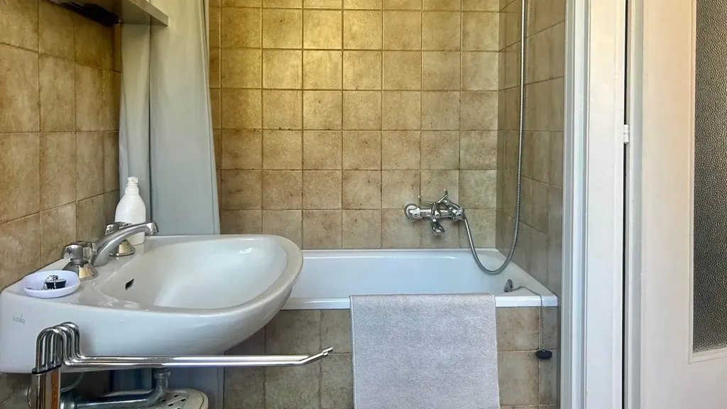Salles de bain - 3-Bedroom Apartment in Central Biella