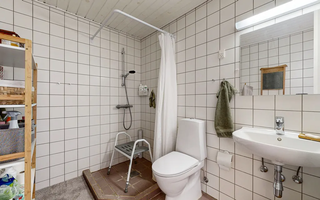 Salles de bain - Terraced House with Tiled Roof in Ørum
