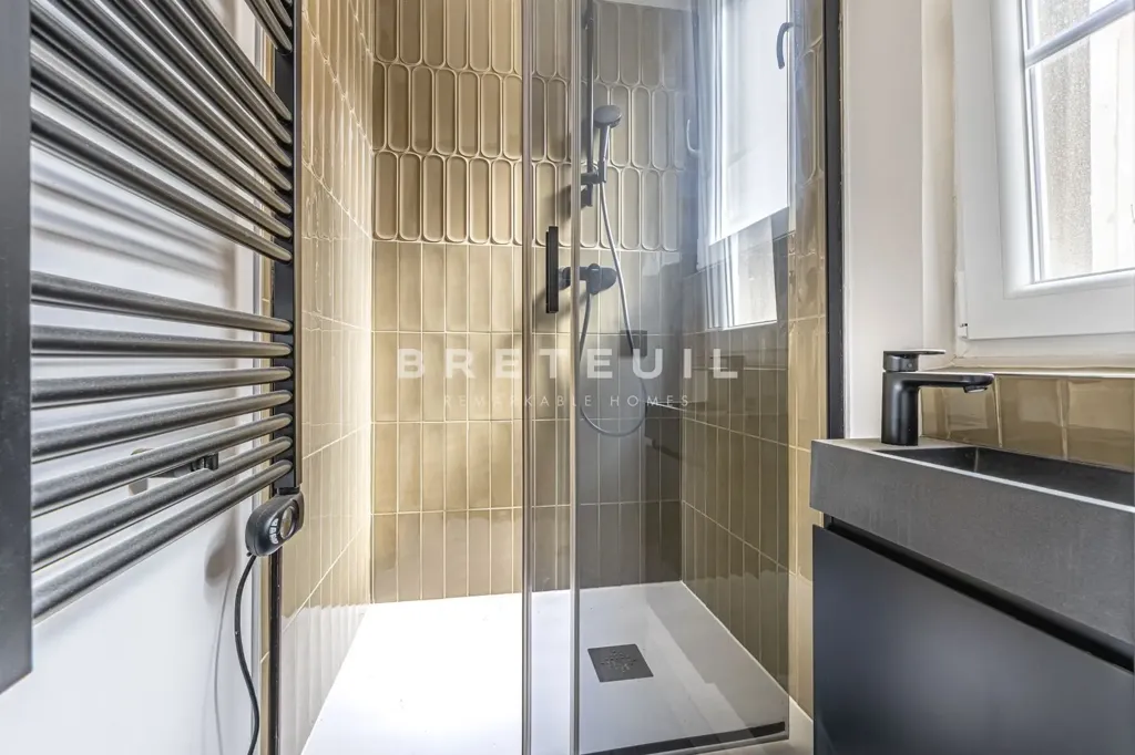 Salles de bain - Appartement 4 Pièces dans un Immeuble Ancien à Paris 7ème