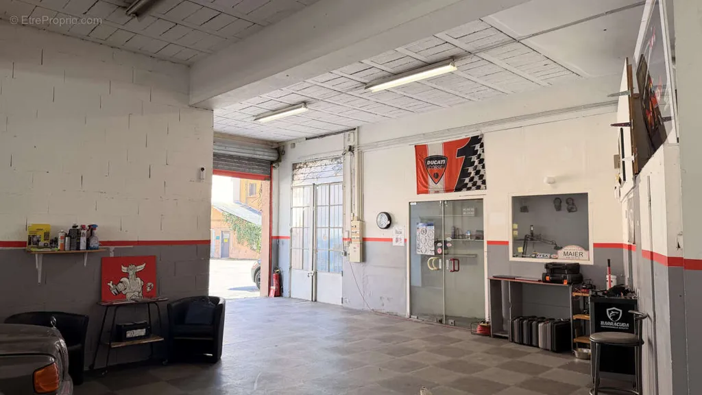 Garage - Commercial Premises with Parking in Investment Area