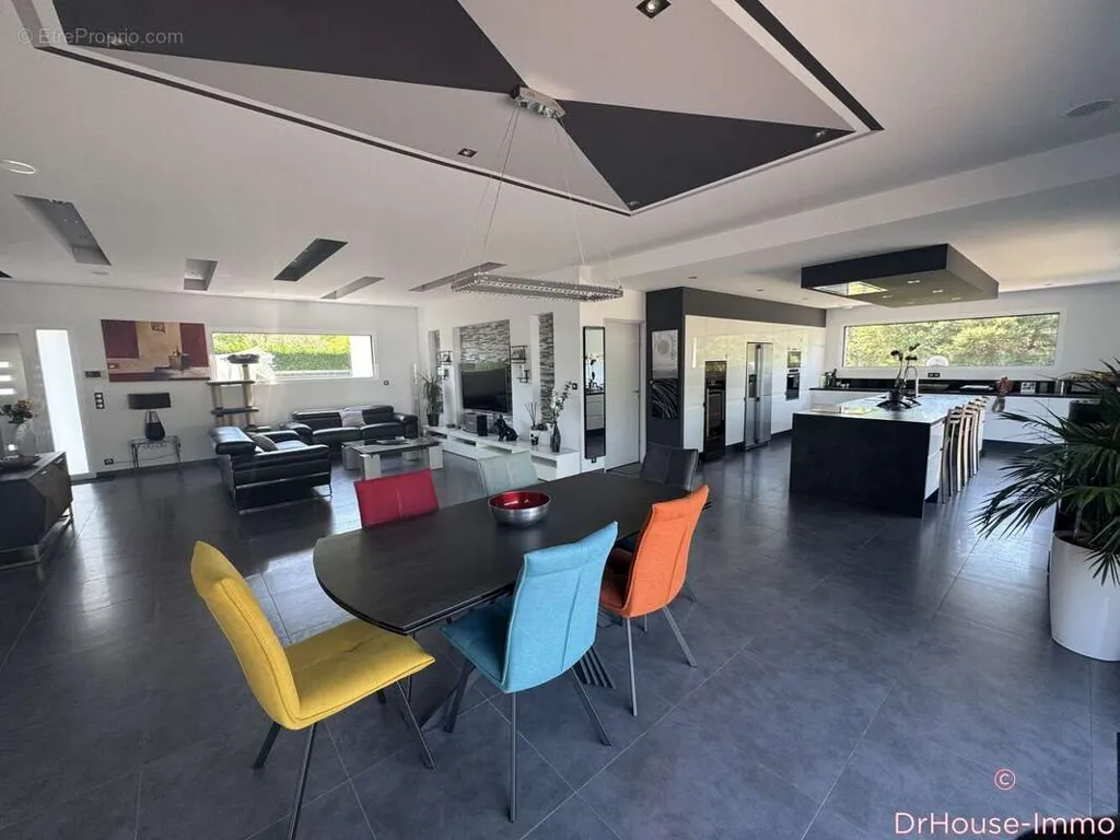 Salle à manger - Villa Contemporaine avec Piscine à Boulazac