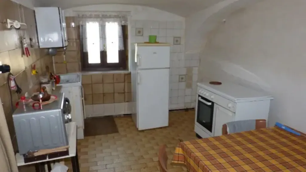 Cuisine - Rustic Property with Garden in Cervere
