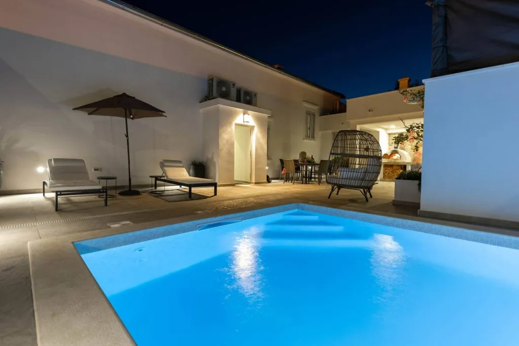 Piscine - Three-Storey Villa with Sea View in Bribir