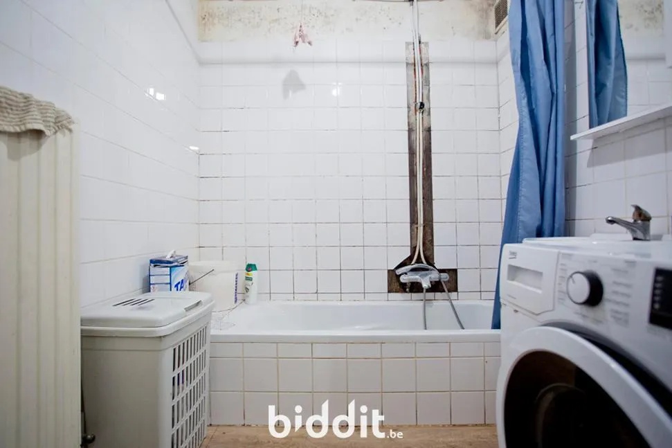 Salles de bain - Appartement avec Garage et Balcon à Roulers