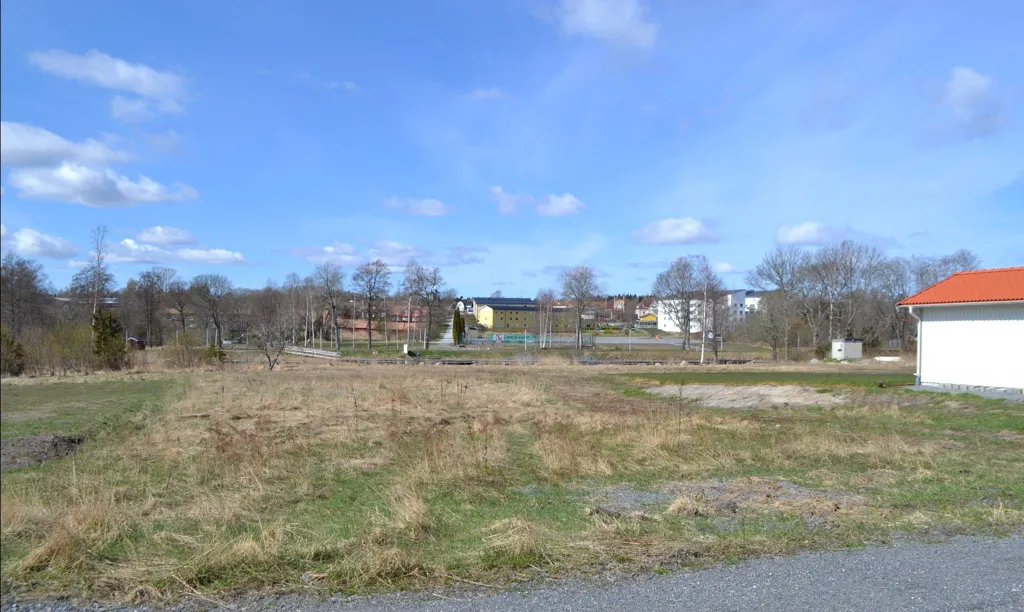 Jardin - Buildable Plot with Canal View in Älmsta