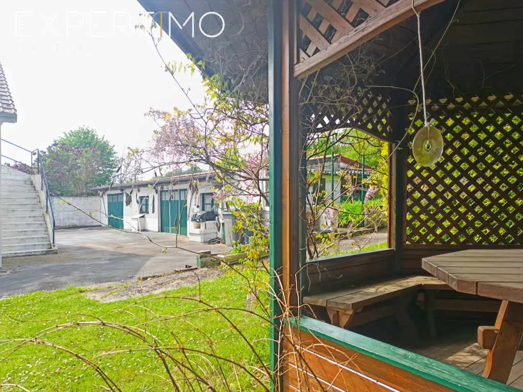Terrasse - Maison avec Piscine à Regnière-Écluse