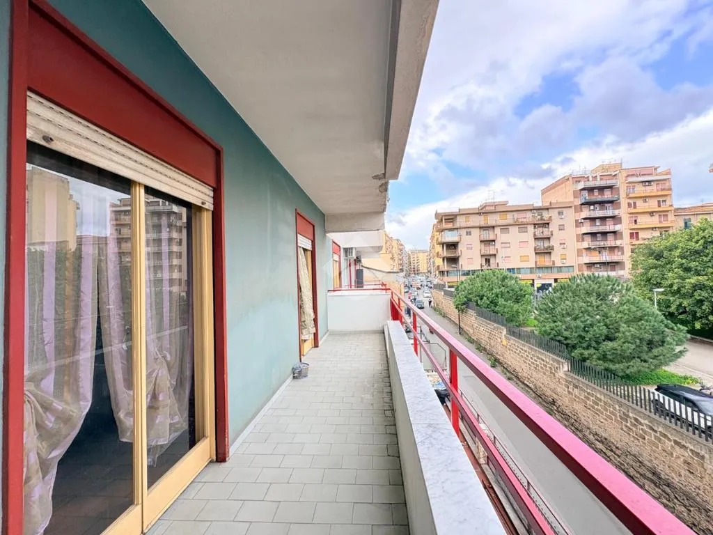 Balcon - 4-Bedroom Apartment with Balcony in Palermo