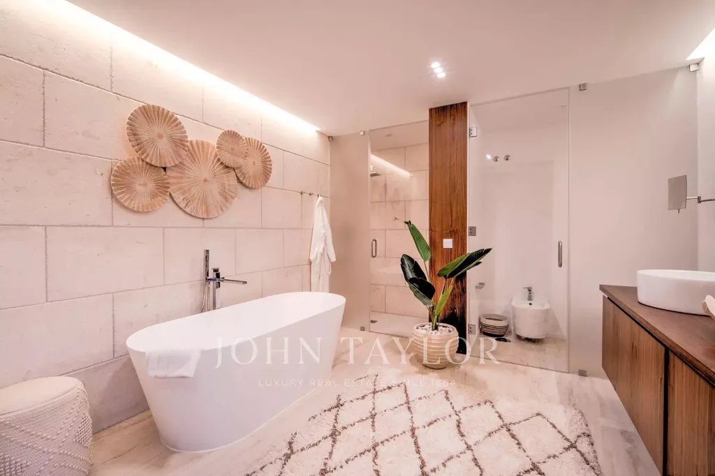 Bathrooms - Modern Villa with Sea View in Troia Resort