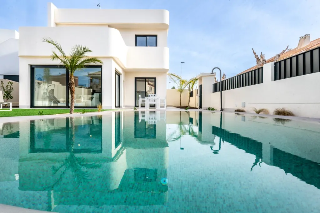 Piscina - Architectural Villa with Private Pool in Roldán