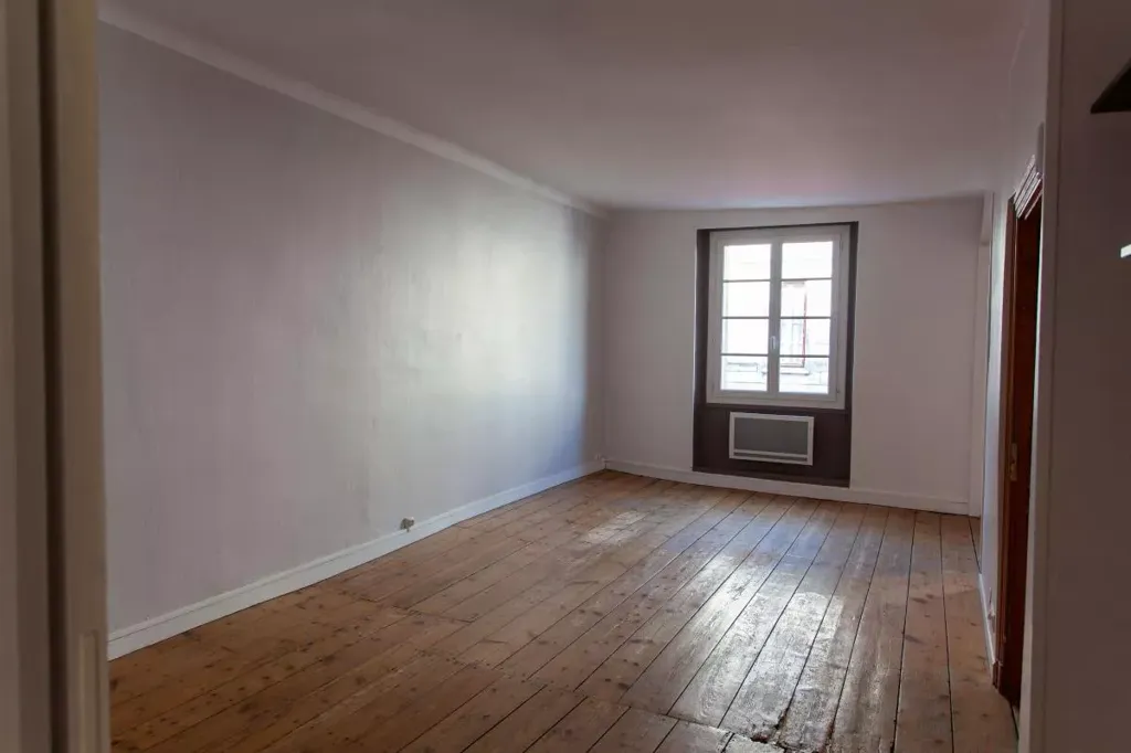 Rooms - Duplex Apartment with Central Location in Rochefort