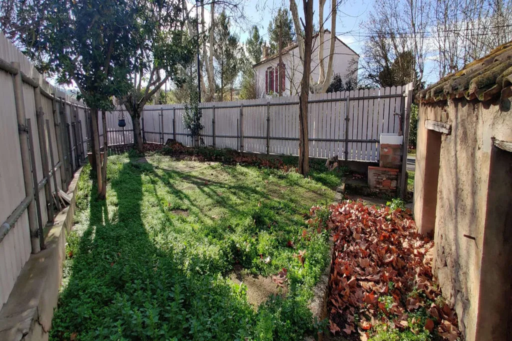 Aed - Charming Village House with Garden in Centre