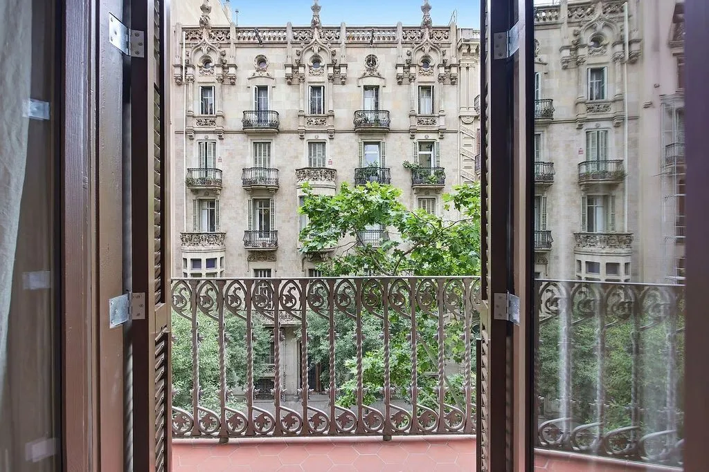 Balcon - Refurbished Flat in Modernist Building, Barcelona