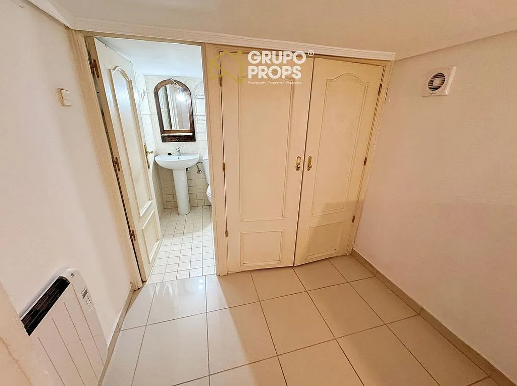 Entrée - Duplex with Patio in Palacio, Madrid
