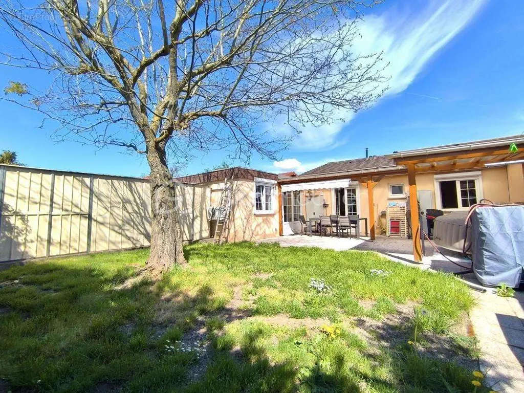 Jardin - Maison Mitoyenne avec Terrasse à Wittenheim