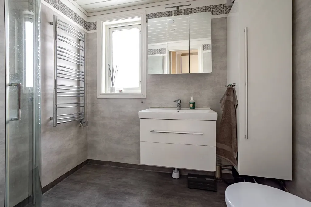 Bathrooms - Well-Maintained Farmhouse with Stables in Västernorrland