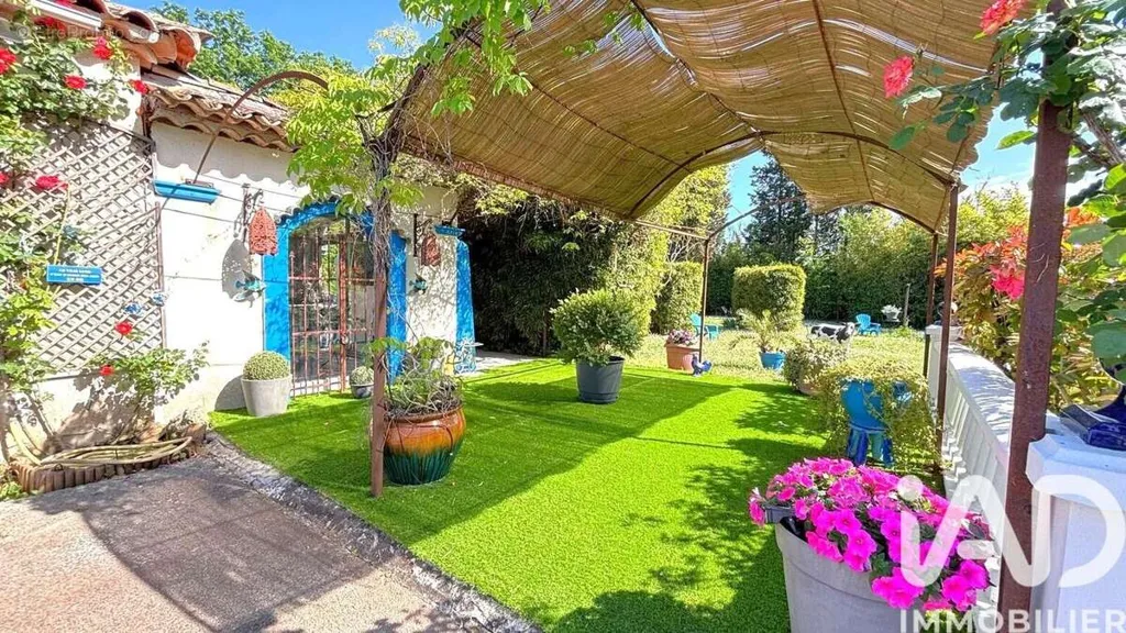 Jardin - Maison de Plain-Pied avec Piscine au Muy