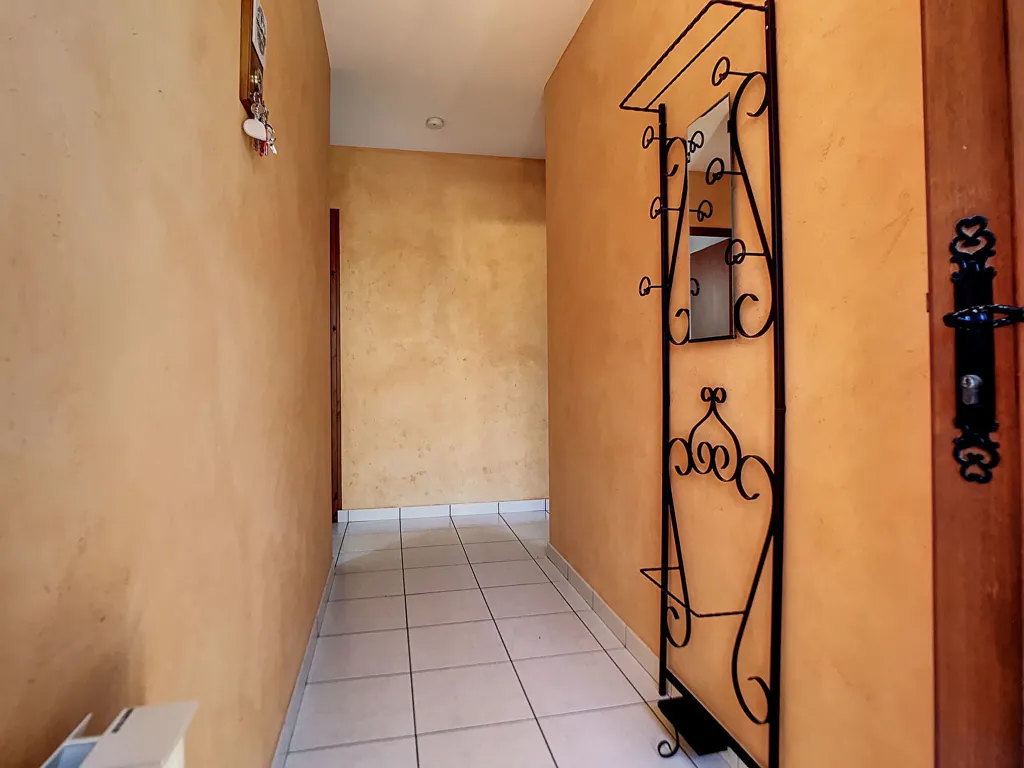 Esik - 3-Bedroom House with Terraced Garden in Couffé