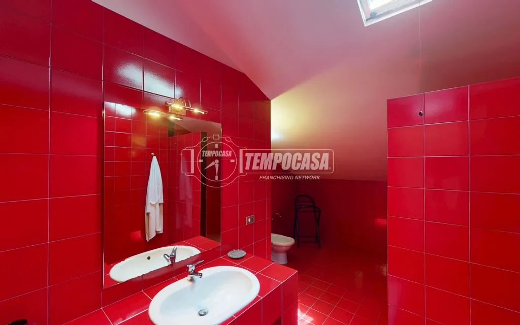 Salles de bain - Elegant Villa with Two Units in Camerata Picena