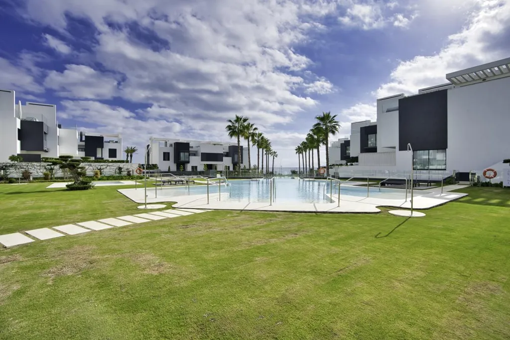 Piscina - Contemporary Beachfront House in Estepona