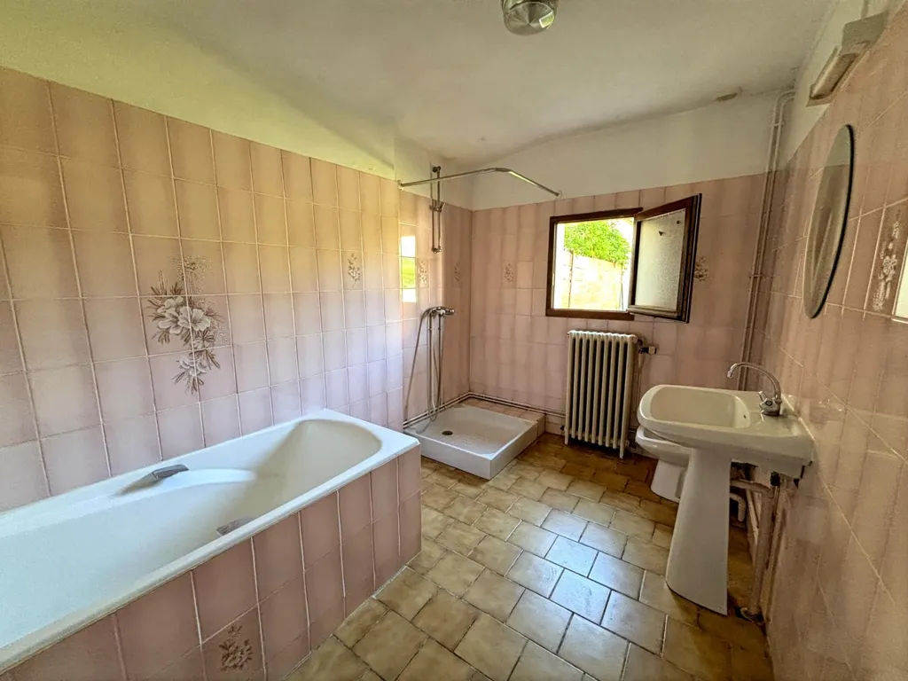 Salles de bain - Maison de 6 Pièces avec Jardin à Laduz