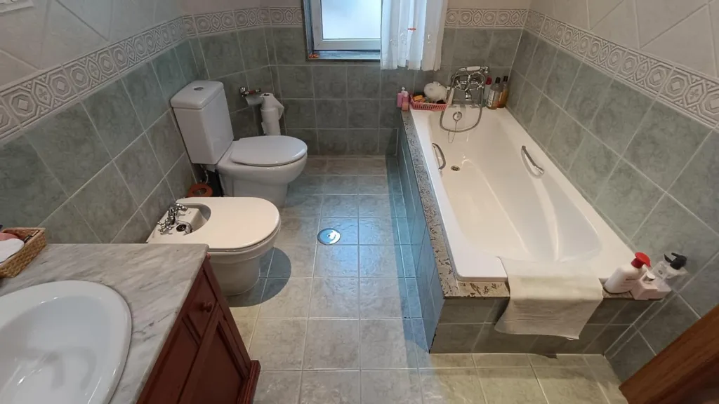 Bathrooms - Reformated Flat with High Ceilings in Zamora