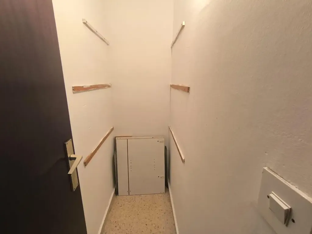 Utility Room - Semi-Renovated Flat with Balcony in Via Sant Ignasi