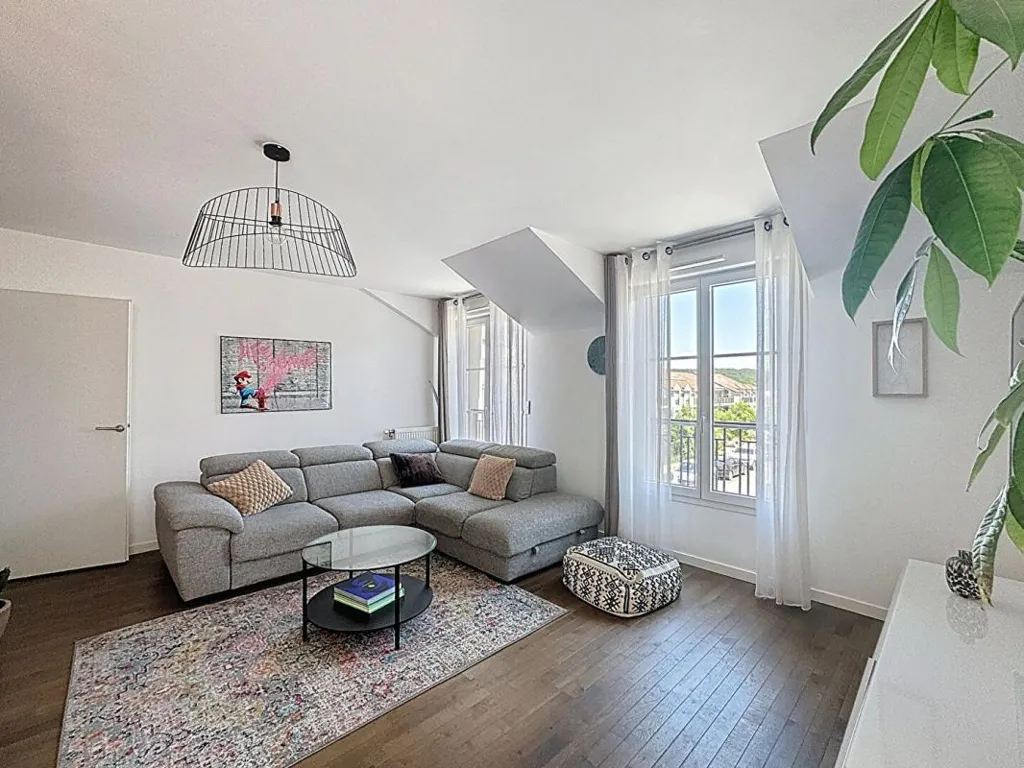 Séjour - Appartement 3 Pièces avec Balcon au Dernier Étage à la Lisière de la Forêt