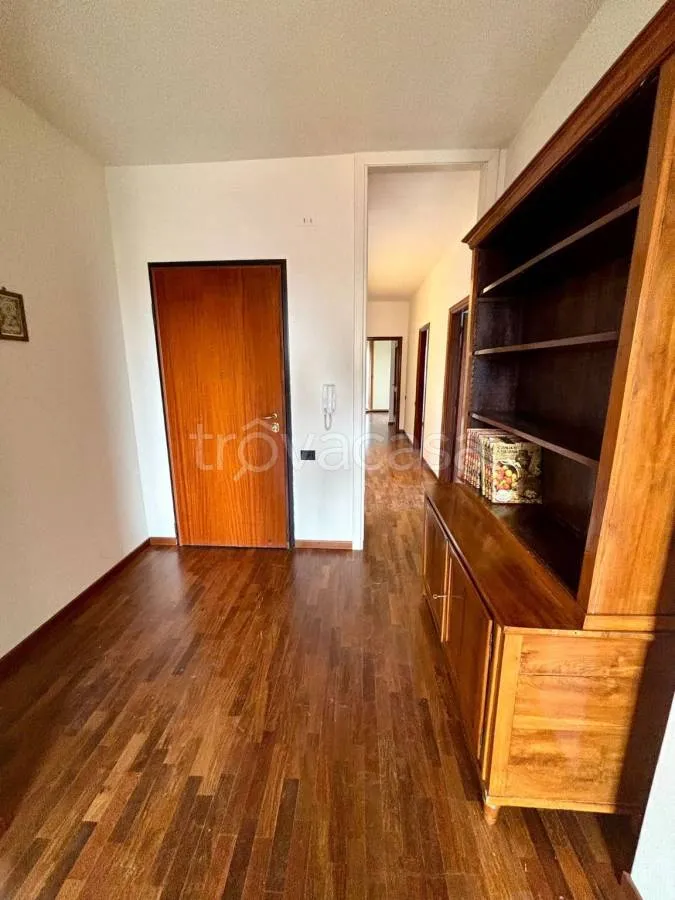 Esik - Spacious Apartment with Balcony in Modena