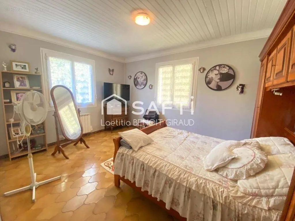 6-toaline maja asukohas Breuillet