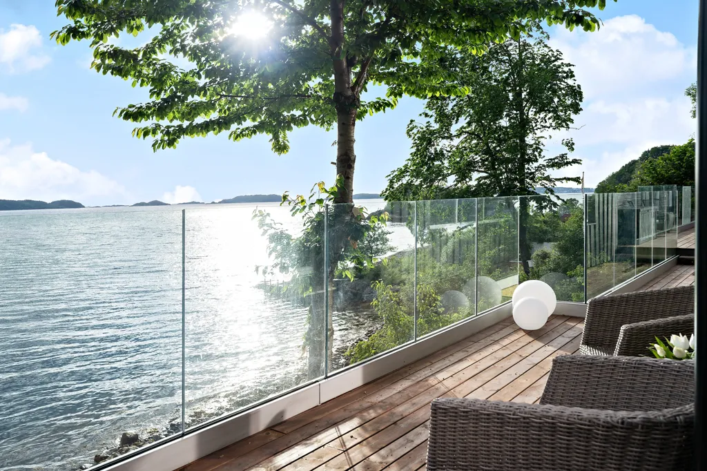 Terrazza - Seafront Cottage with Private Garden in Gausetbukta