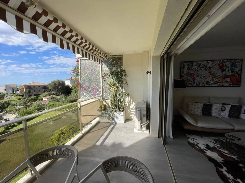 Balcon - Appartement Moderne avec Vue Mer à Cannes