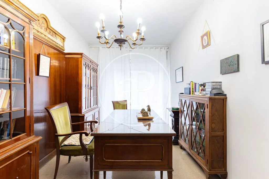 Bureau - Luxury Townhouse with Pool in Sabadell Centre