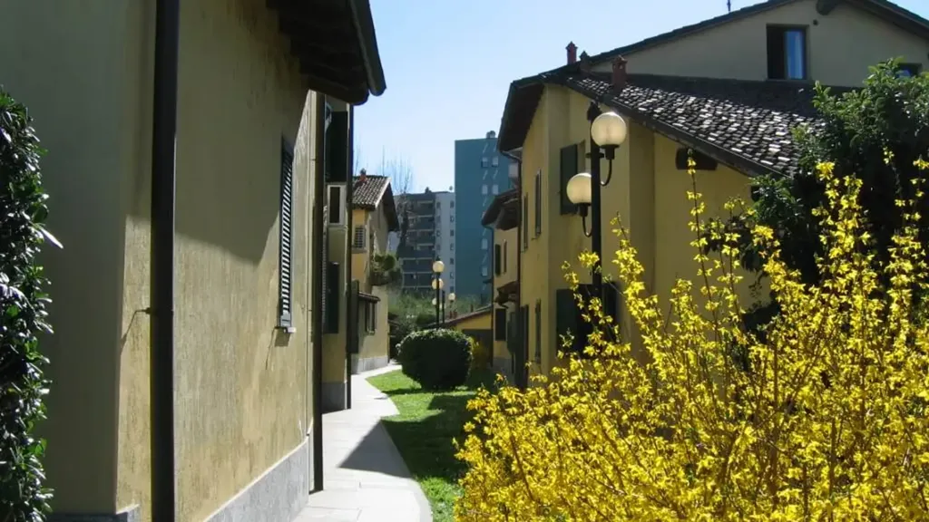 Aed - Two-Bedroom Apartment with Garden View in Milan