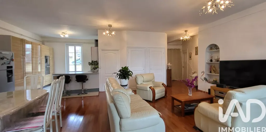 Soggiorno - Haussmannian Apartment with Balcony in Chalon-sur-Saône