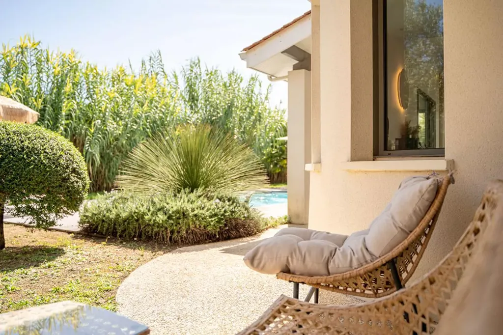 Bassein - Architect-Designed Villa with Pool in Fléac
