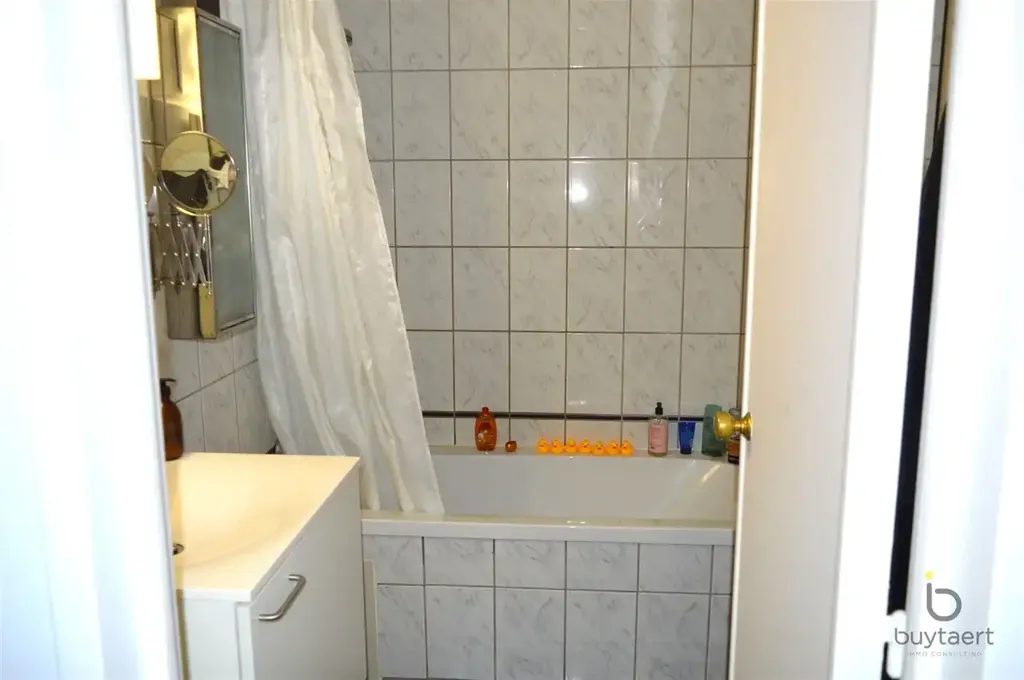 Salles de bain - Appartement Rénové avec Terrasse près du Stadspark