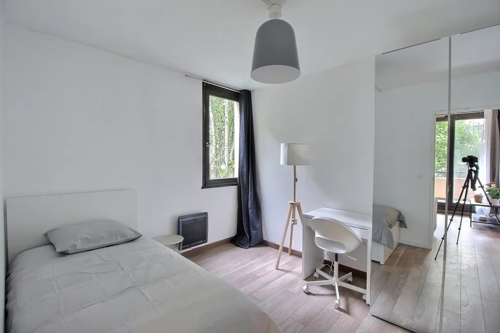Magamistoad - Shared Room with Balcony in Montigny Le Bretonneux