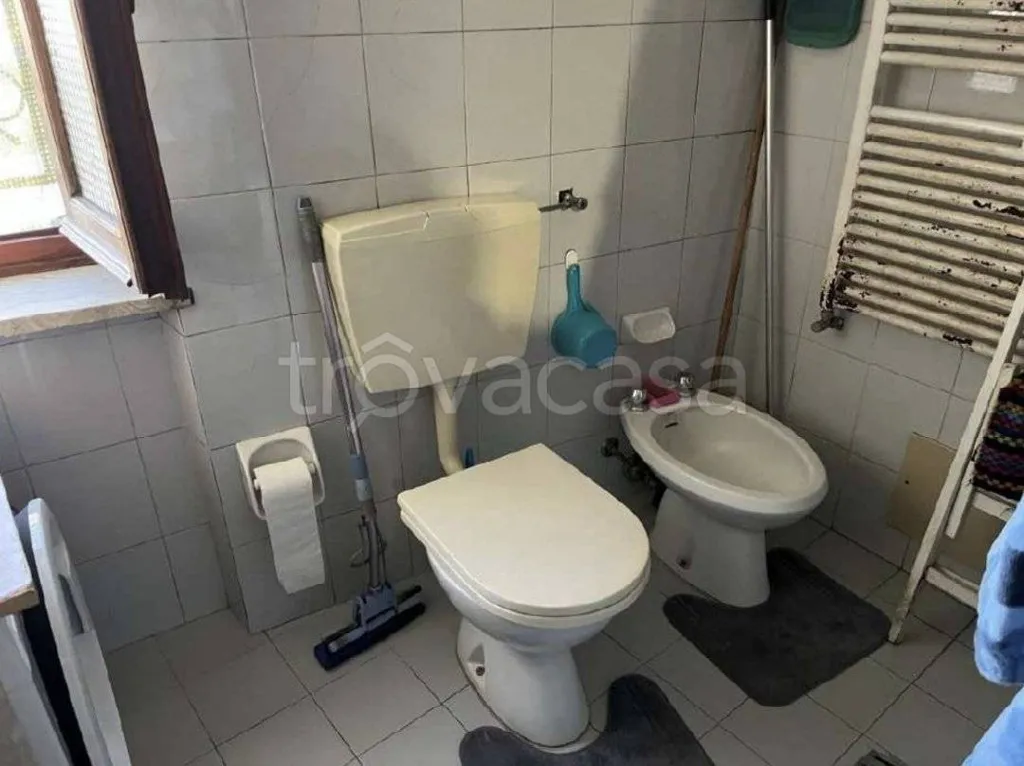 Salles de bain - Ground Floor Apartment with Courtyard Access in Priocca