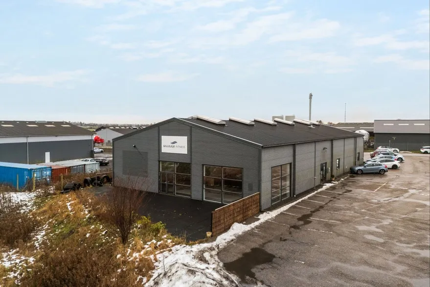 Välivaade - Modern Business Premises with Solar Panels in Energy-Efficient Design